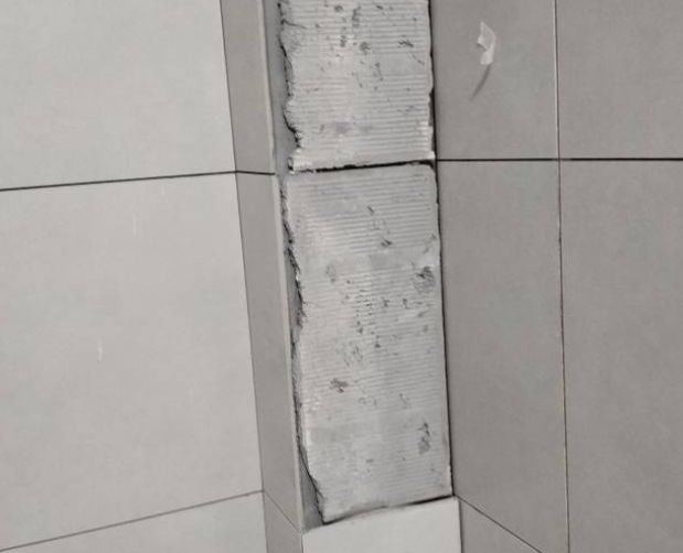 江永瓷砖空鼓维修公司分享下瓷砖施工前基层浇水润湿程度不足，可能导致以下问题